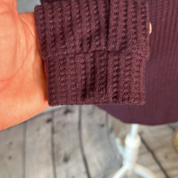 American Eagle soft & sexy plush v neck waffle rough hem shirt maroon XS - Picture 3 of 9